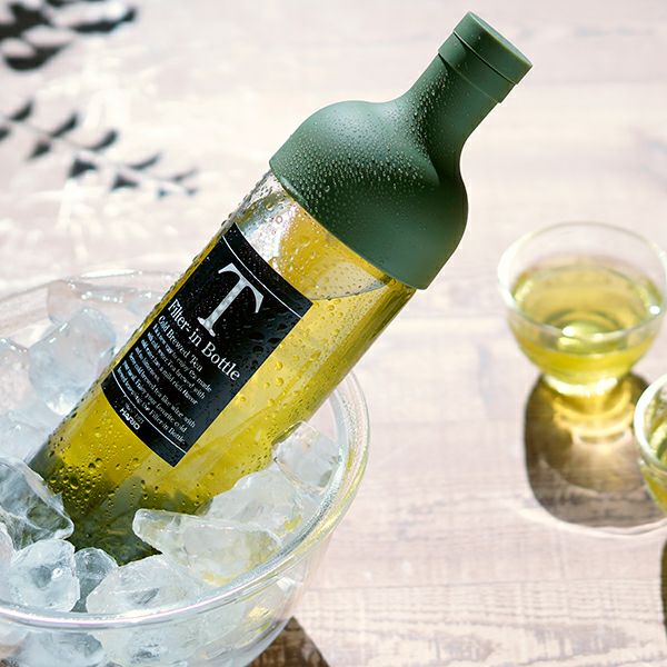 氷と水出し緑茶を入れたフィルターインボトルの使用イメージ