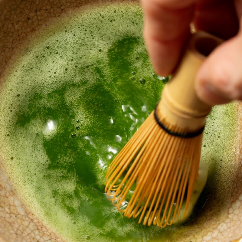 抹茶を点てる